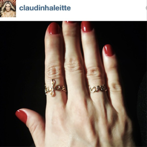 Foto Instragam Claudia Leite com anel com nome dos filhos